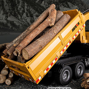 Unloading of wood by a tipper truck